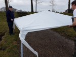 Andere leden bouwden de tent op 