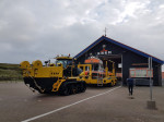 De Tractor met de reddingsboot wordt naar buiten gereden
