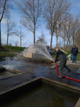 Als laatste de kades schoonspuiten  