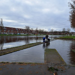 Het schot in de havenmonding plaatsen 