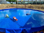 Kinderbootjes in de bak aan het varen