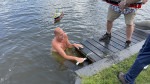 Maar gelukkig was Alex zo vriendelijk om te water te gaan
